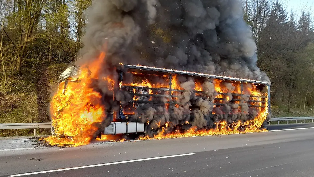 Ein-brennender-Lastwagen-ist-auf-der-Autobahn-7-zu-sehen