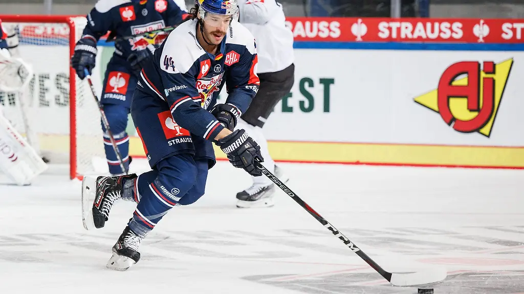 Eishockey-Champions-League-EHC-Red-Bull-Muenchen-HC-Fribourg-Gotteron-Finalrunde-Achtelfinale-Rueckspiele-Olympia-Eissportzentrum-Zach-Redmond-vom-EHC-Muenchen-spielt-den-Puck