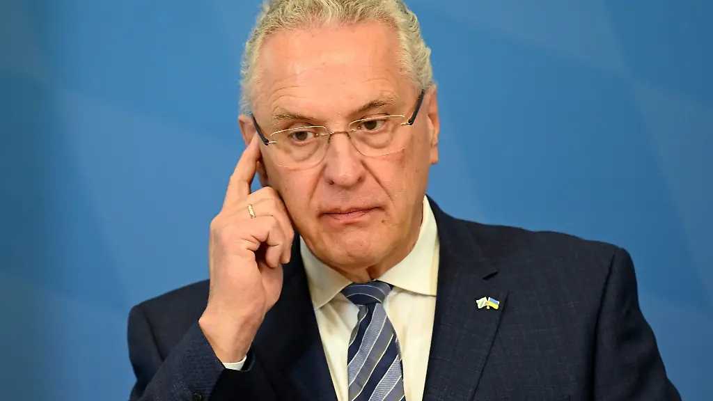 Bayerns-Innenminister-Joachim-Herrmann-CSU-spricht-bei-der-Pressekonferenz-zum-Verfassungsschutzbericht-2021