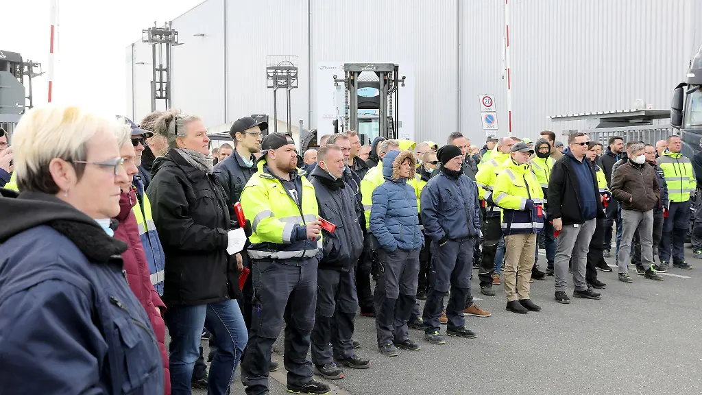 Mitarbeiter-demonstrieren-vor-dem-Nordex-Rotorblattwerk-das-Ende-Juni-geschlossen-werden-soll