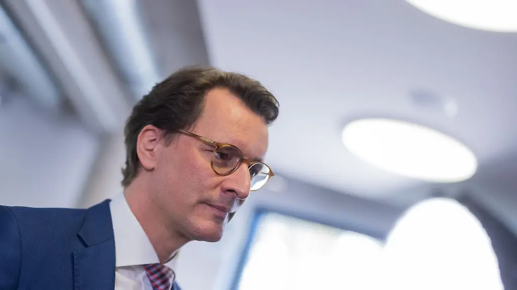 Hendrik-Wuest-CDU-Ministerpraesident-von-Nordrhein-Westfalen-aeussert-sich-zu-Ruecktrittsforderungen