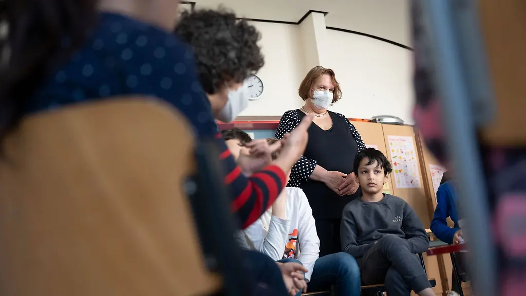 Theresa-Schopper-besucht-den-Unterricht-einer-Vorbereitungsklasse-in-Stuttgart