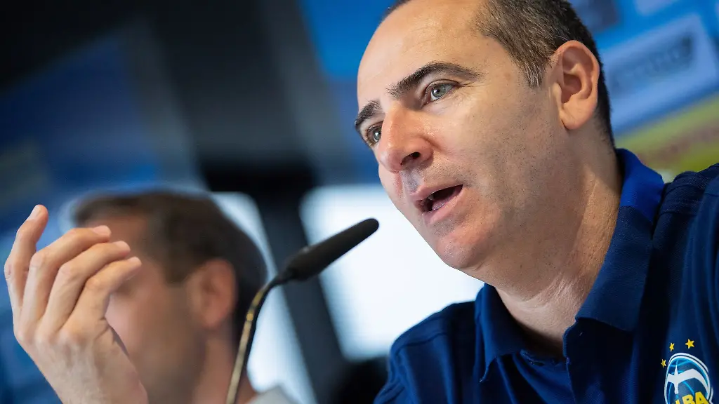 Himar-Ojeda-Sportdirektor-von-Alba-Berlin-spricht-bei-einer-Pressekonferenz