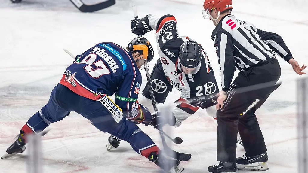 Berlins-Leo-Pfoederl-l-kaempft-gegen-Mark-Olver-von-den-Koelner-Haien-um-den-Puck