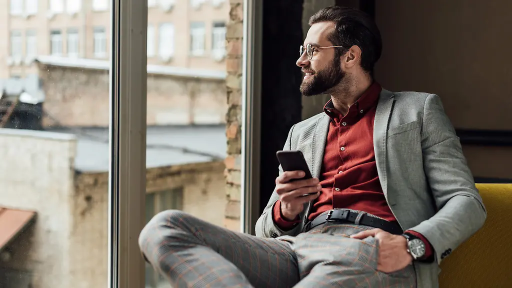 Die-Office-Mode-im-Fruehling-setzt-auf-helle-Farben-und-vereinzelte-Muster