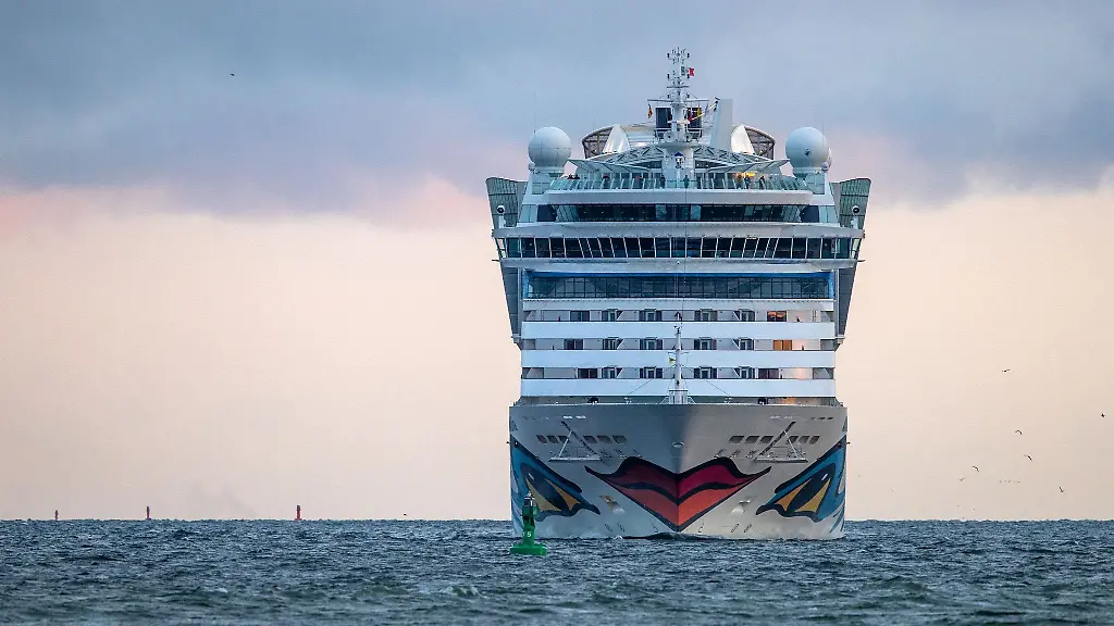 Das-Kreuzfahrtschiff-Aidadiva-laeuft-in-den-Hafen-von-Rostock-ein