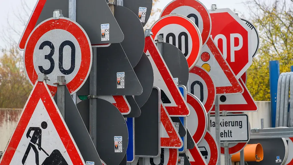 Verkehrsschilder-stehen-auf-dem-Gelaende-der-Strassenmeisterei-Atzendorf