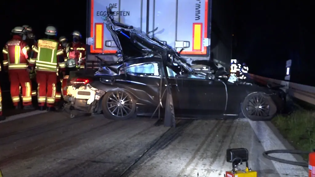 Rettungskraefte-stehen-an-der-Unfallstelle