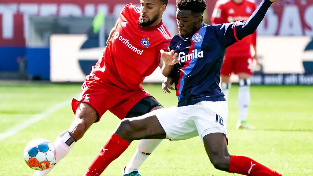 Hamburgs-Josha-Vagnoman-l-und-Kiels-Kwasi-Okyere-Wriedt-kaempfen-um-den-Ball