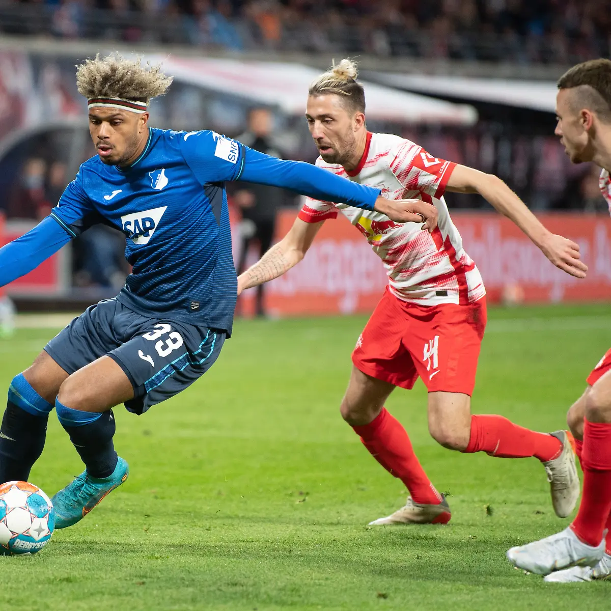 Hoffenheims-Angriff-war-viel-zu-harmlos-Hier-Hoffenheims-Stuermer-Georginio-Rutter-links-gegen-Leipzigs-Kevin-Kampl-Mitte-und-Leipzigs-Jose-Angel-Esmoris-Tasende-alias-Angelino-rechts