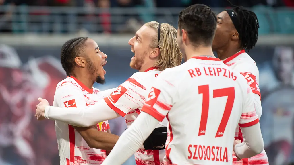 Leipzigs-Christopher-Nkunku-links-jubelt-mit-seiner-Mannschaft-nach-seinem-Tor-zum-1-0
