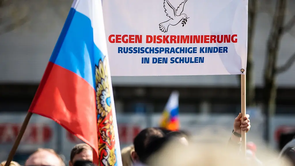 Gegen-Diskriminierung-russischsprachiger-Kinder-in-den-Schulen-steht-auf-dem-Banner