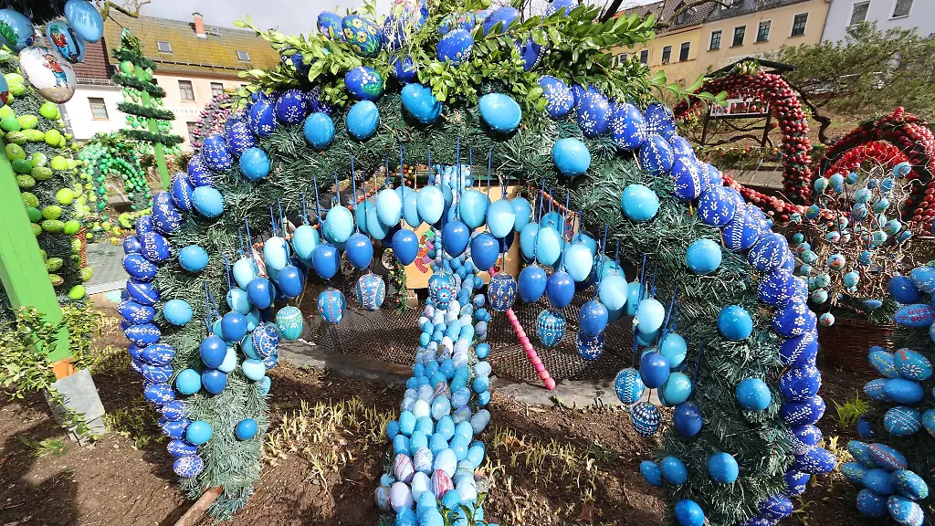 Mit-bunten-Ostereiern-geschmueckt-zeigt-sich-die-Osterkrone-rund-um-den-Osterbrunnen