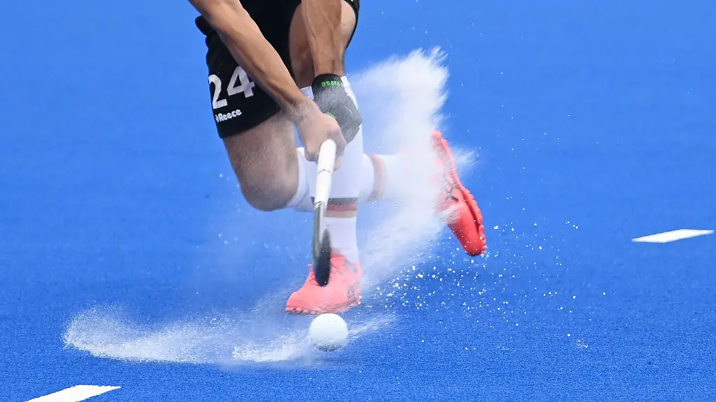 Ein-Hockeyspieler-spielt-den-Ball