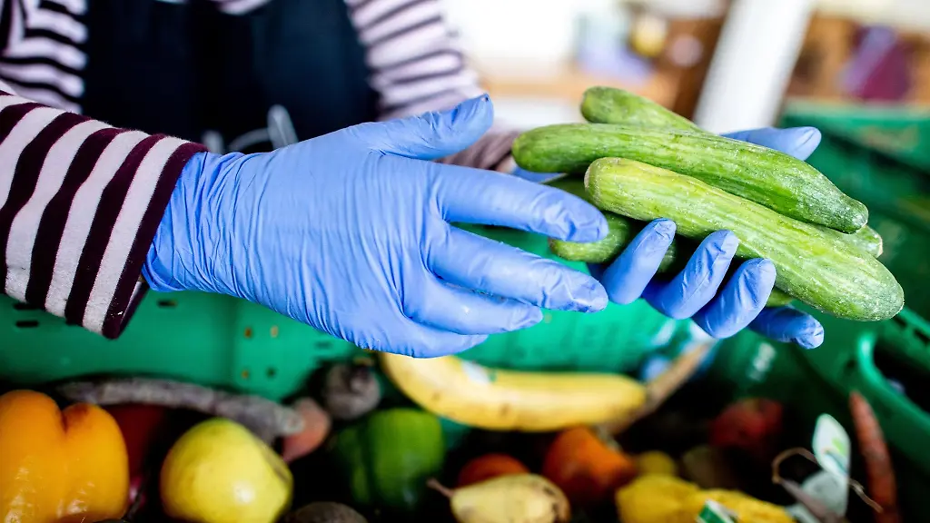 Ehrenamtliche-Mitarbeiter-der-Hannoeverschen-Tafel-bereiten-die-Ausgabe-der-Lebensmittel-vor