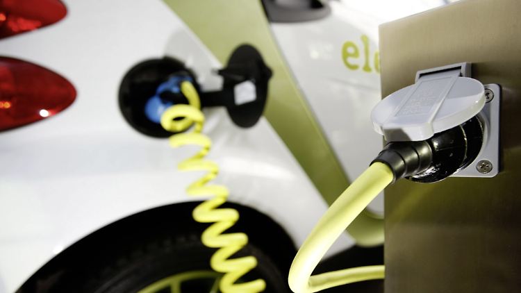 Der kritische Punkt für die Akzeptanz von Elektroautos wird wohl der Benzinpreis bleiben.