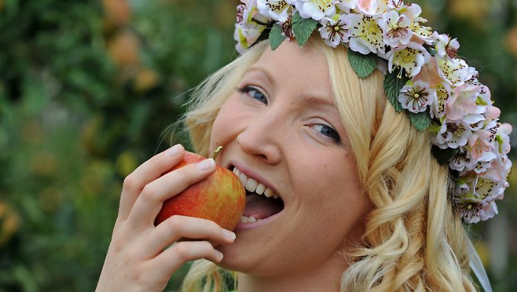 Sachsen Blütenkönigin Susann beweist es: Äpfel machen auch schön.