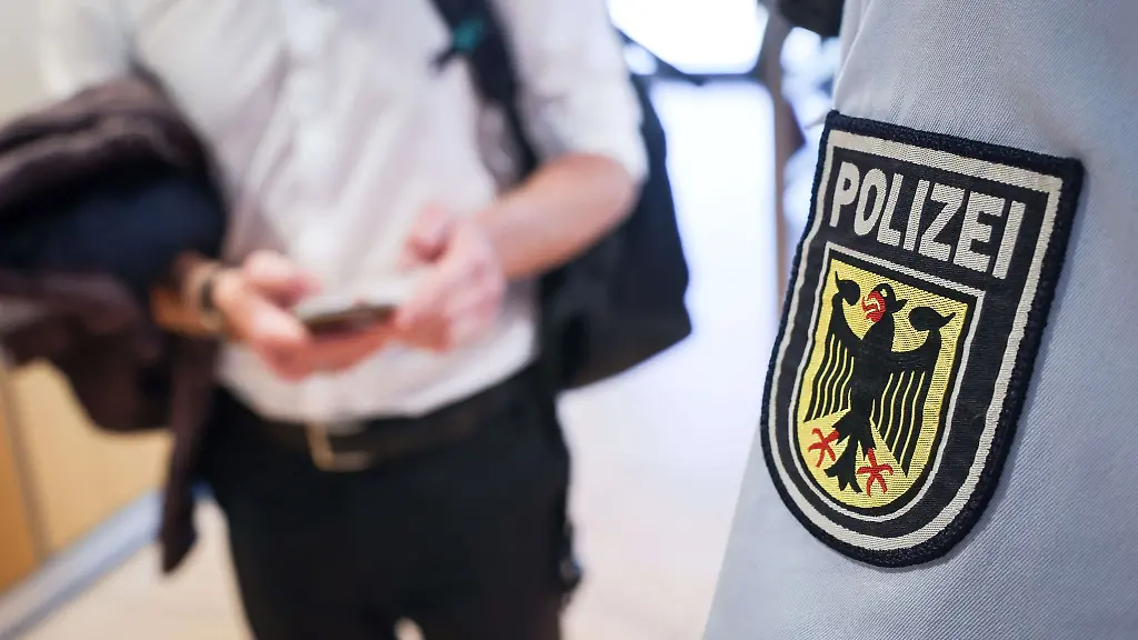 Ein-Beamter-der-Bundespolizei-kontrolliert-einen-Mann