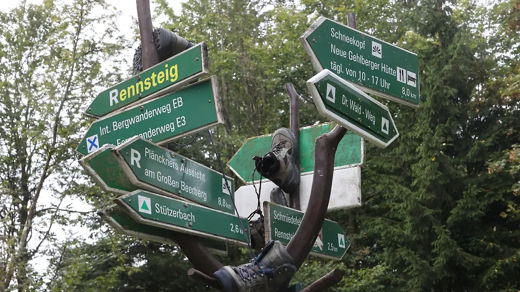 Wanderweg-Hinweisschilder-weisen-auf-die-zahlreichen-Wanderwege-in-Thueringen-hin