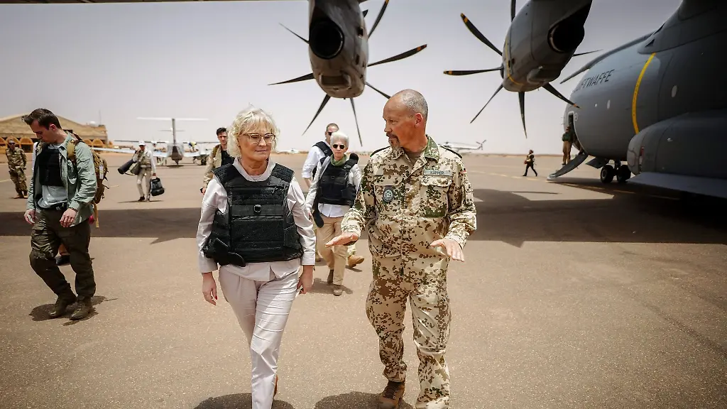 Bundesverteidigungsministerin-Christine-Lambrecht-wird-am-Flughafen-in-Gao-von-Oberst-Peter-Kuepper-dem-Kontingentfuehrer-des-deutschen-Einsatzkontingents-bei-der-UN-Mission-Minusma-begruesst