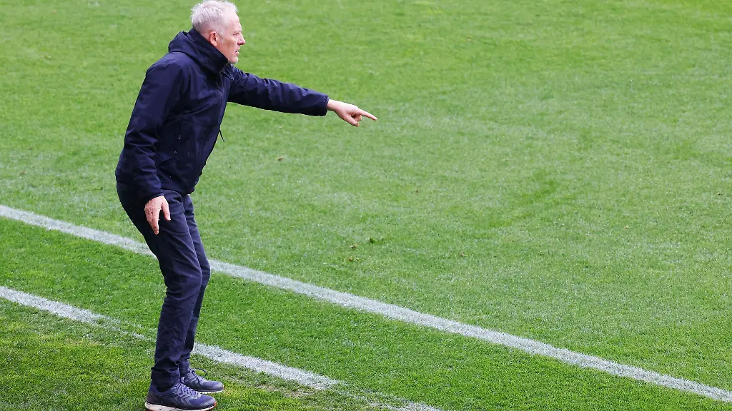 Freiburgs-Trainer-Christian-Streich-steht-an-der-Seitenlinie