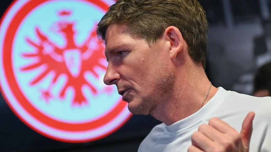Frankfurts-Cheftrainer-Oliver-Glasner-spricht-waehrend-einer-Pressekonferenz