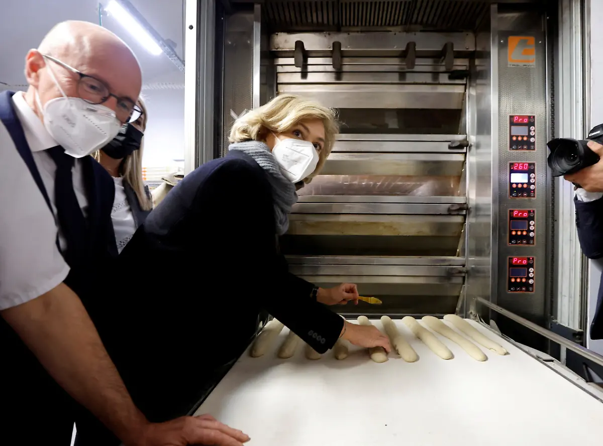 2022-02-18T125006Z-119270232-RC2BMS9FKCPG-RTRMADP-3-FRANCE-ELECTION-PECRESSE