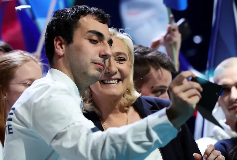 2022-02-05T192006Z-477203576-RC2VDS9D45JP-RTRMADP-3-FRANCE-ELECTION-LE-PEN
