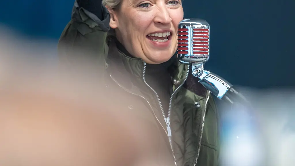 Alice-Weidel-AfD-Fraktionsvorsitzende-im-Bundestag-winkt-beim-Wahlkampfauftakt-der-AfD