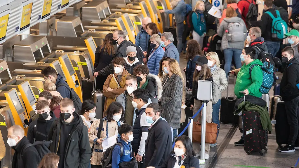 Dichtes-Gedraenge-herrscht-in-den-Terminals-des-Flughafens-Frankfurt