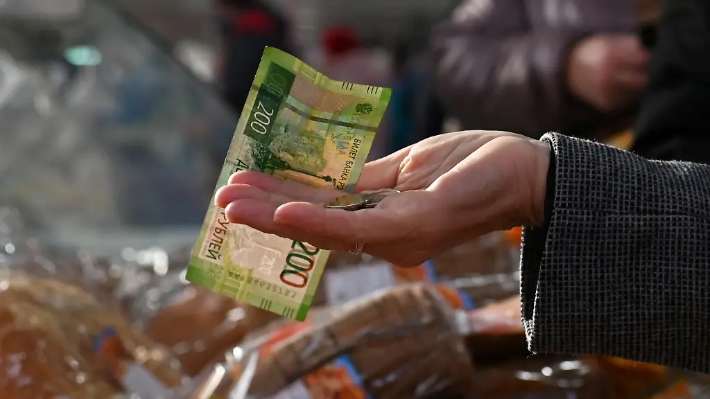 2021-10-29T153011Z-1286483441-RC2FJQ9GYUWB-RTRMADP-3-RUSSIA-ECONOMY-1