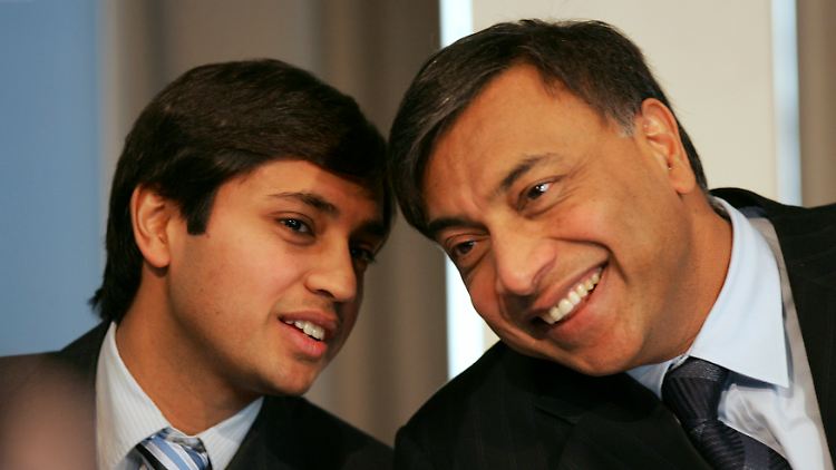 Arcelor-Chef Lakshmi Mittal (r) und sein Sohn und Finanzchef Aditya Mittal sind zufrieden mit den Zahlen.