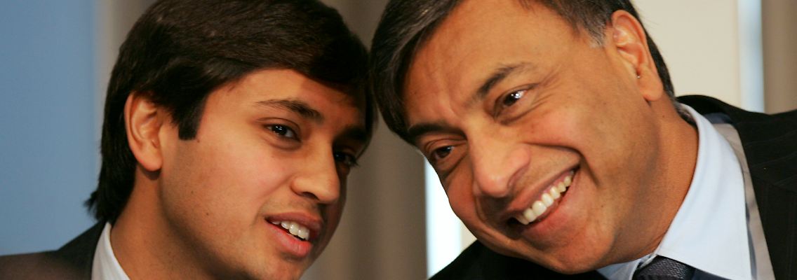 Arcelor-Chef Lakshmi Mittal (r) und sein Sohn und Finanzchef Aditya Mittal sind zufrieden mit den Zahlen.