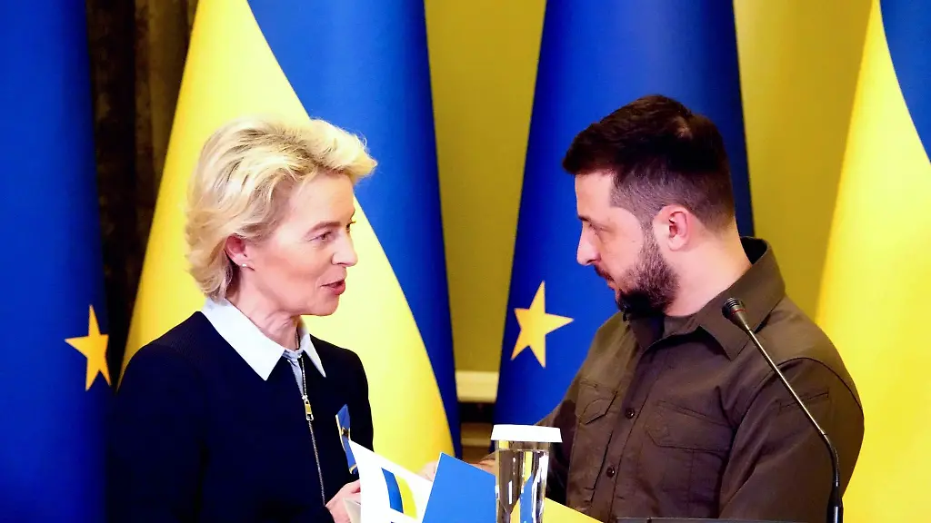EU-Kommissionspraesidentin-Ursula-von-der-Leyen-spricht-bei-einer-gemeinsamen-Pressekonferenz-mit-Wolodymyr-Selenskyj-Praesident-der-Ukraine