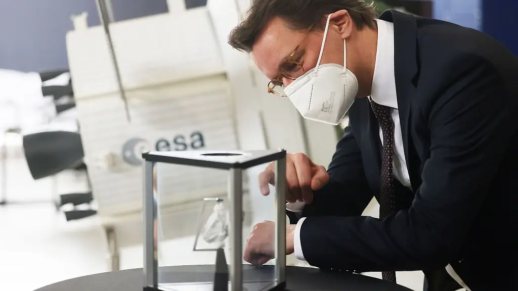 Hendrik-Wuest-CDU-Ministerpraesident-von-Nordrhein-Westfalen-schaut-sich-ein-Stueck-Mondgestein-an