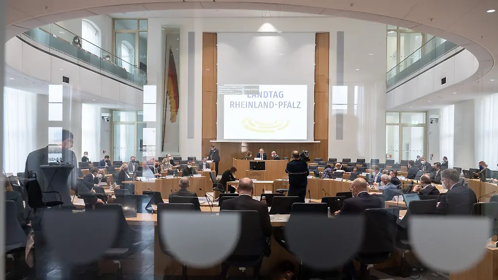 Abgeordnete-kommen-zur-Sitzung-des-Untersuchungsausschusses-Flutkatastrophe-im-Landtag-von-Rheinland-Pfalz-zusammen