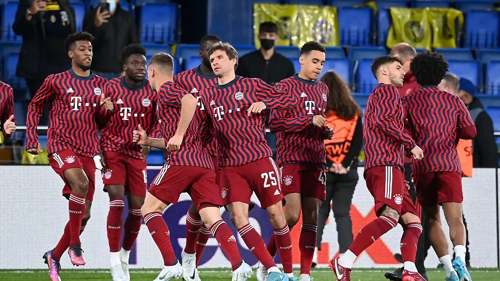 Muenchens-Thomas-Mueller-Mitte-links-und-Jamal-Musiala-Mitte-rechts-mit-der-Mannschaft