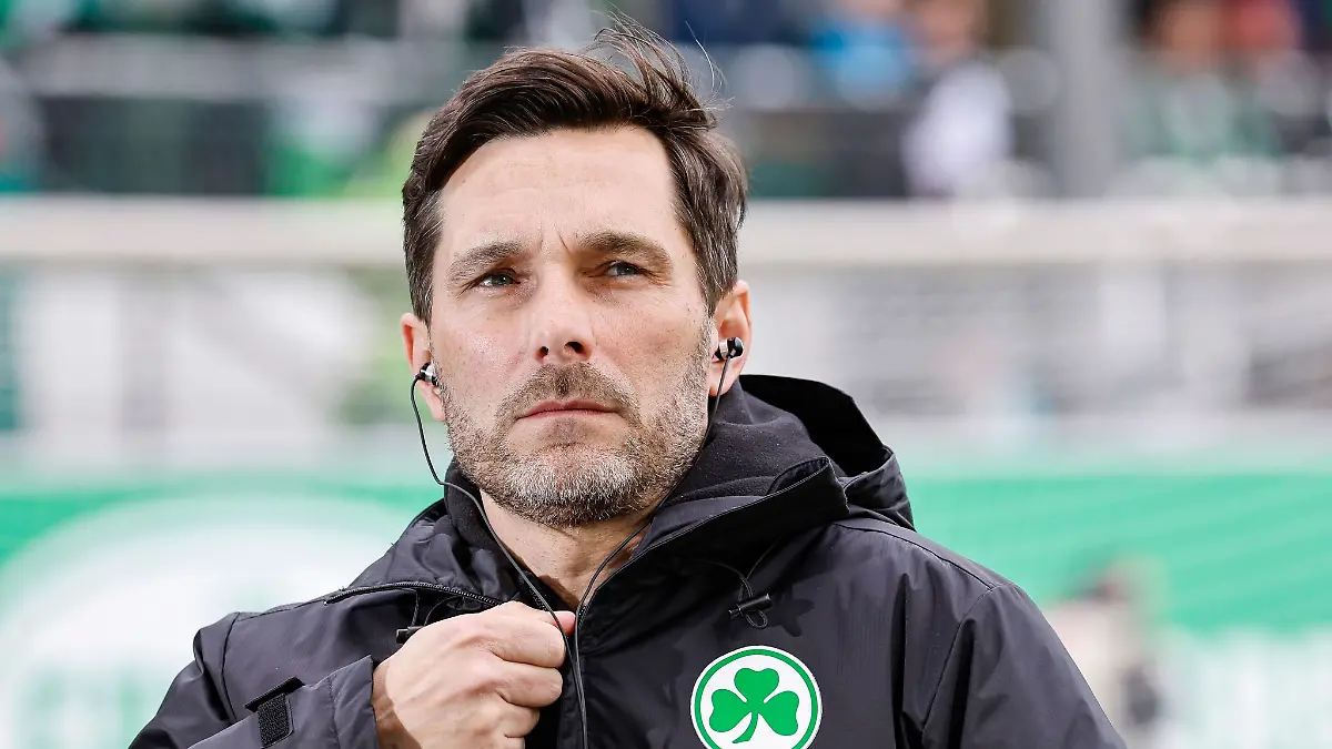 Der-Fuerther-Trainer-Stefan-Leitl-gibt-ein-Interview