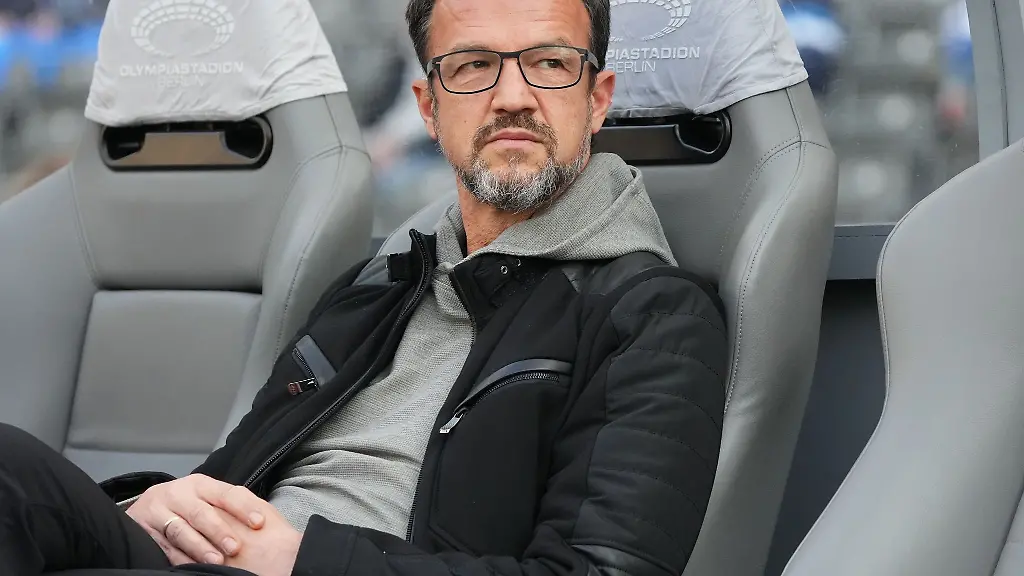 Herthas-Manager-Fredi-Bobic-sitzt-im-Stadion-auf-der-Bank