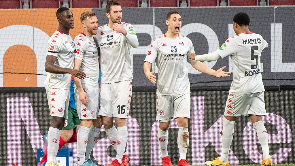 orschuetze-Silvan-Widmer-von-Mainz-2-v-l-feiert-seinen-Treffer-zum-1-1-mit-seinem-Team