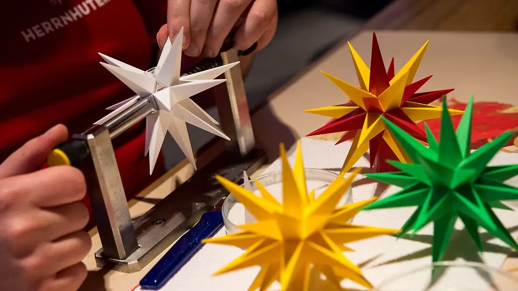 Ein-Mitarbeiter-einer-Sterne-Manufaktur-baut-einen-Weihnachtsstern-aus-Kunststoff