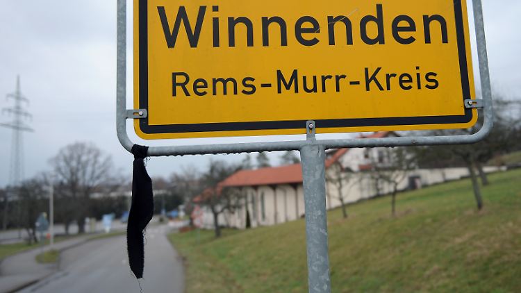 Der Trauerflor am Ortsschild war plötzlich verschwunden, die Trauer bleibt.
