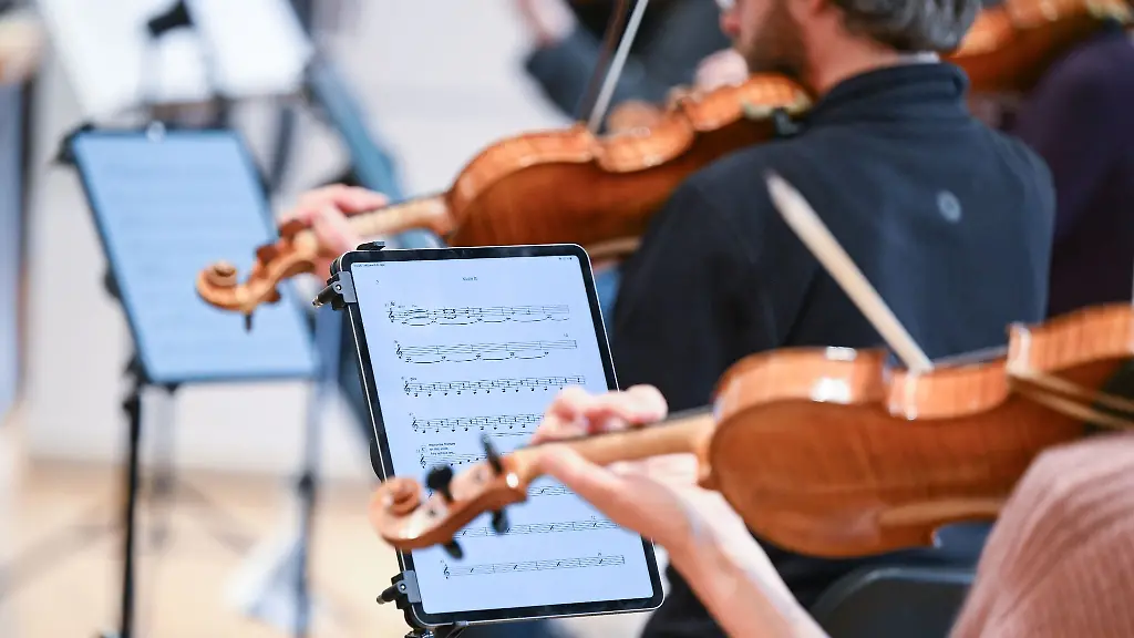 Bei-einer-Probe-benutzen-die-Musiker-Tablets-fuer-ihre-Noten-und-kein-Papier-mehr