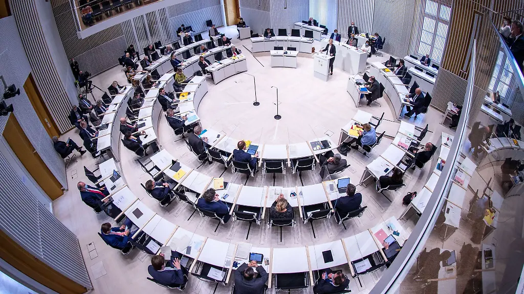 Blick-in-den-Plenarsaal-vom-Landtag-in-Mecklenburg-Vorpommern