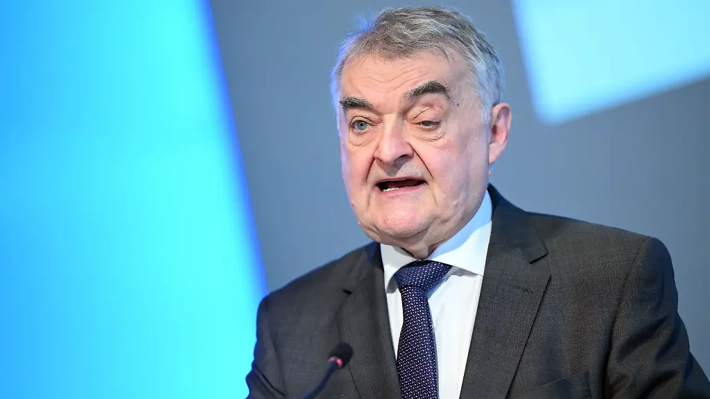 Herbert-Reul-CDU-Innenminister-von-Nordrhein-Westfalen-spricht