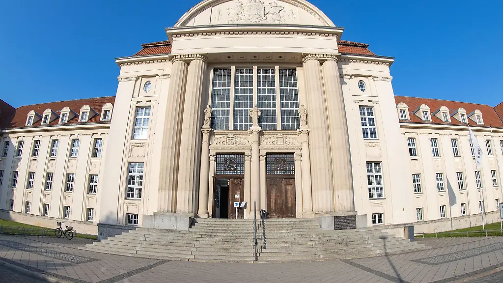 Das-Gebaeude-des-Landgerichts-Schwerin-am-Demmler-Platz