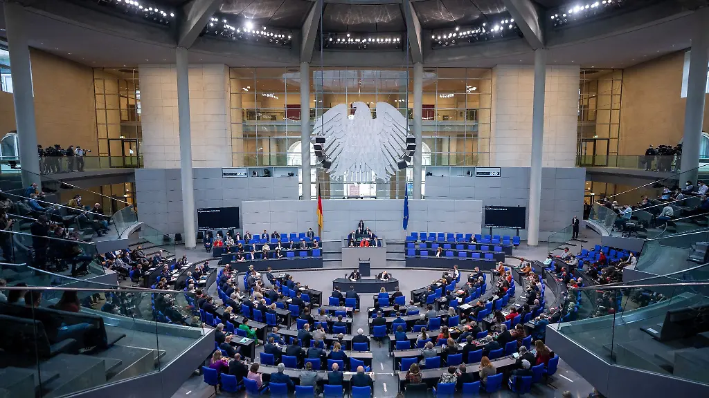 Die-Abgeordneten-verfolgen-die-Debatte-im-Plenum-im-Bundestag