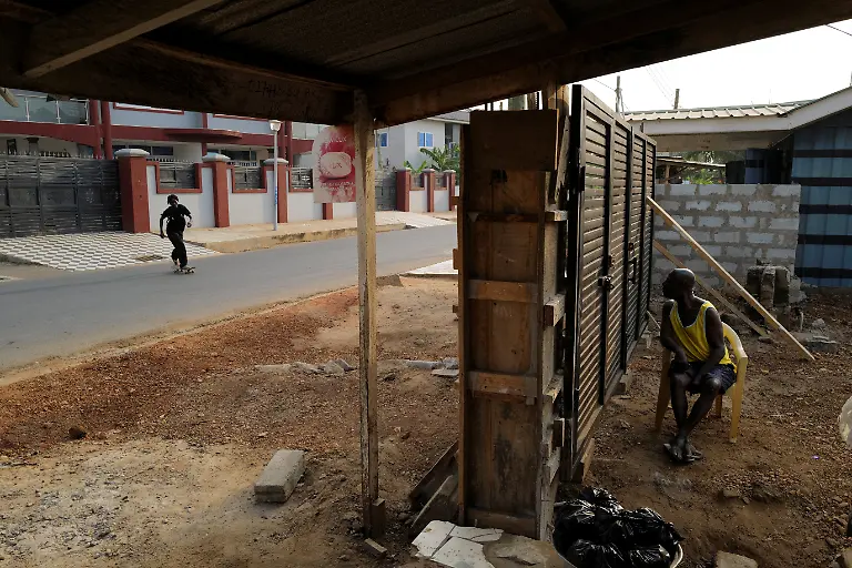 2022-03-24T090304Z-1987975174-RC2VIS9LD547-RTRMADP-3-GHANA-SKATEBOARDING