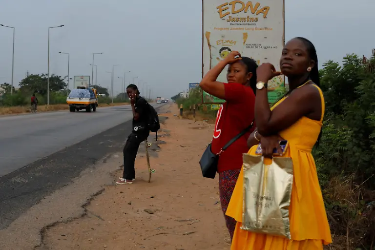 2022-03-24T090223Z-587047643-RC26WS90VYTB-RTRMADP-3-GHANA-SKATEBOARDING