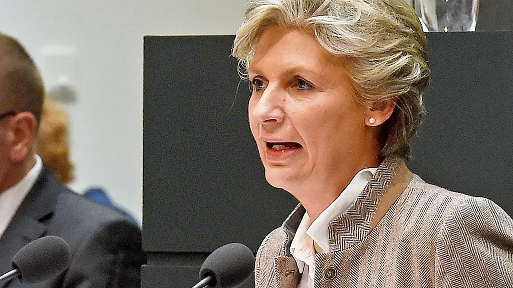 Editha-Westmann-spricht-im-Plenum-des-Landtags-vor-den-Abgeordneten